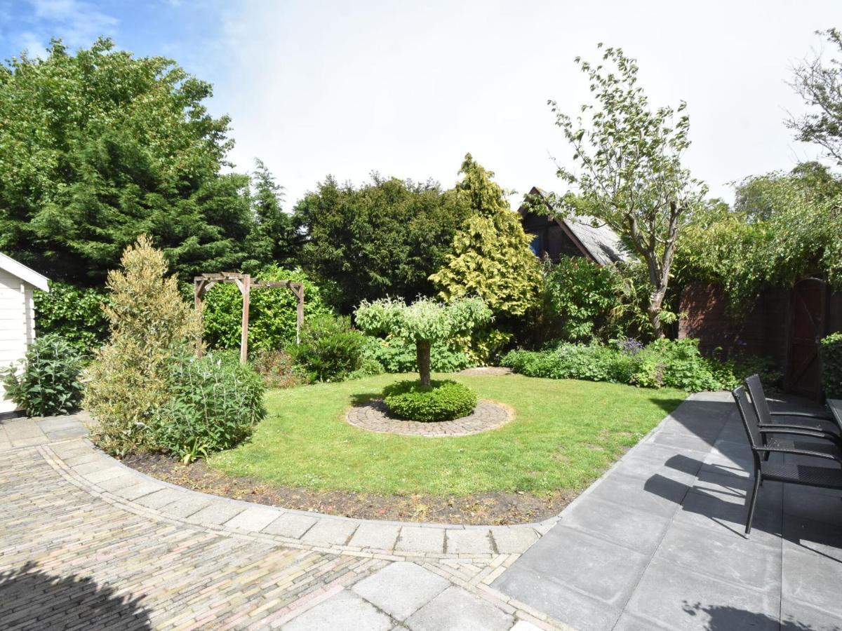 Balmy Holiday Home In Tuitjenhorn With Fenced Garden Eksteriør billede